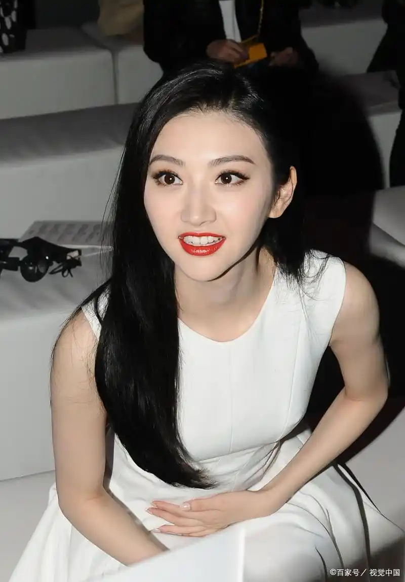 景甜腿部动了个小手术,她晒出在医院的状态.