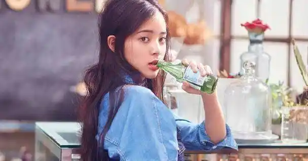 在最近上映的《机器之血》中,欧阳娜娜的表现也还没到出戏的程度,台词