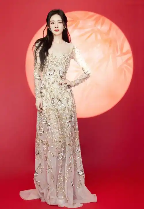 杨幂金色刺绣纱裙将喜气渲染得淋漓尽致