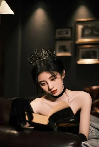 鞠婧祎着华服亮相生日会,黑天鹅公主裙高贵绝美,为自己加冕