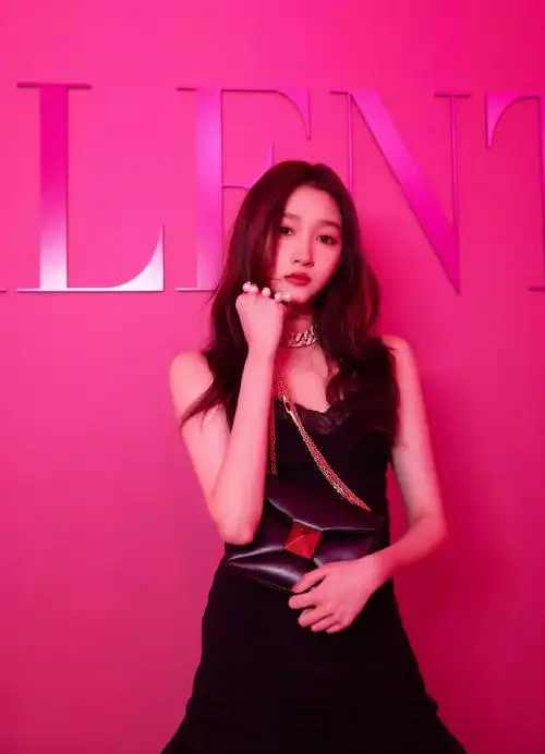 关晓彤慵懒小黑裙造型又酷又飒 穿高开衩长裙秀白皙美腿