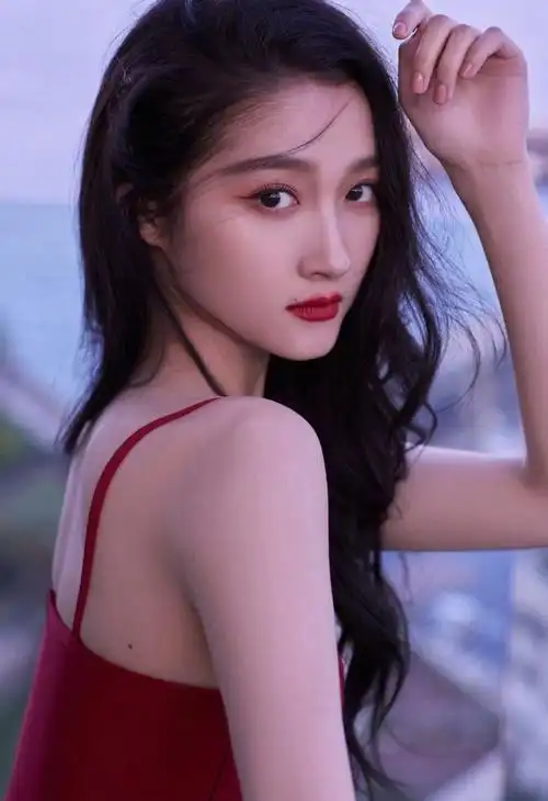 一条简约款红色吊带裙怎么穿在关晓彤身上就那么惊艳呢!