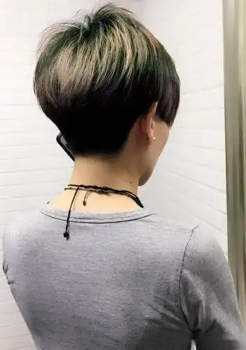 2020今年流行"剃后头"_短发