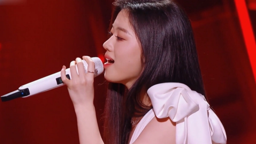 好声音总冠军单依纯厉害了敢与国家级歌唱家同台飙高音妖孽