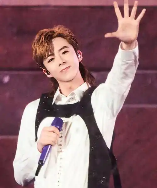 刘宇宁片场抽烟被拍,吸烟抖腿大佬范十足,曾自曝为了嗓子已戒烟_明星