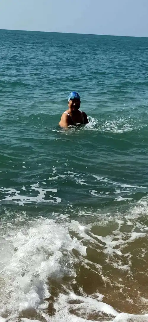 2020年2月21号在大海里游泳