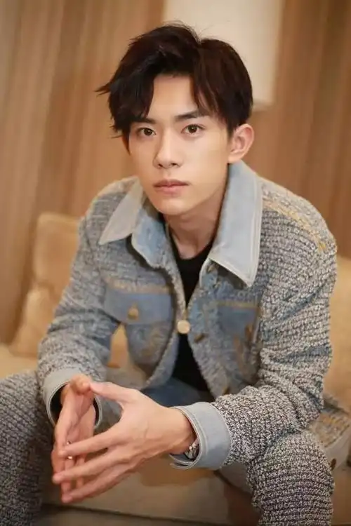 外媒发了一张易烊千玺未修图未化妆的照片下巴上的唇珠很明显