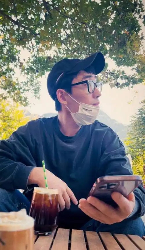 朱一龙生活照曝光 戴棒球帽黑框眼镜仰头大笑-搜狐大视野-搜狐新闻