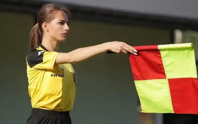 足坛巨星乔装路人耍球