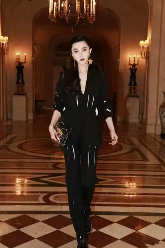 范冰冰穿宽松t恤配牛仔短裤显出粗短腿网友看不下去了