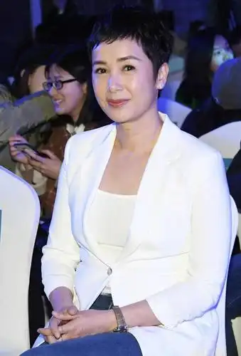 蒋雯丽为什么总是留超短发看到她用短发搭配白西服干练又时髦