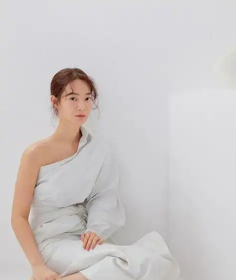 段奥娟机场街拍,一袭波点露肩裙美得清新甜美,肩部线条好吸睛