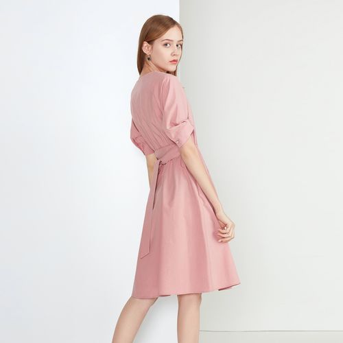 爱居夏季女装裙子通勤粉红领大裙摆腰带设计连衣裙
