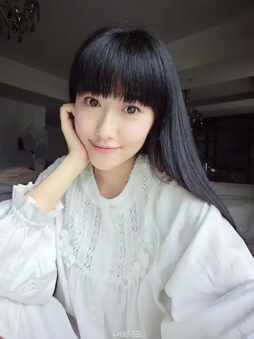 人大校花康逸琨自诩永远18岁 或成国内最高学历车模