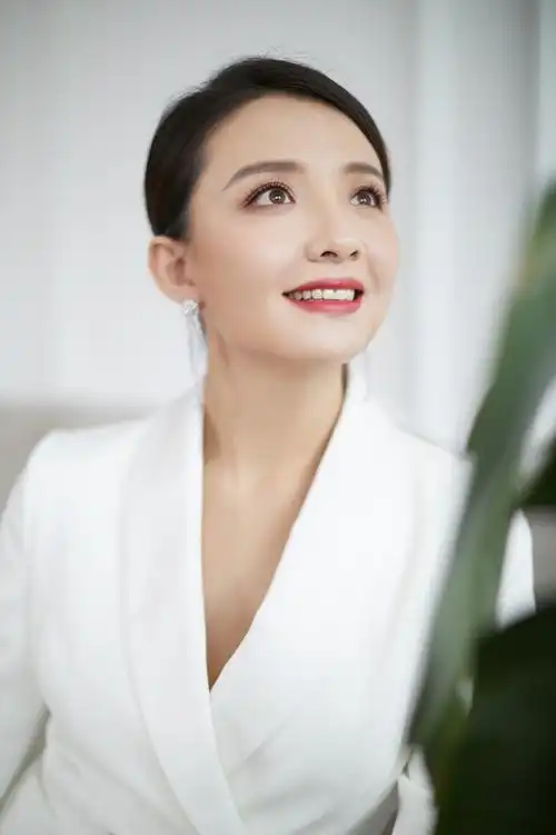 孙茜亮相北京电影节红尾锦鲤裙优雅浪漫