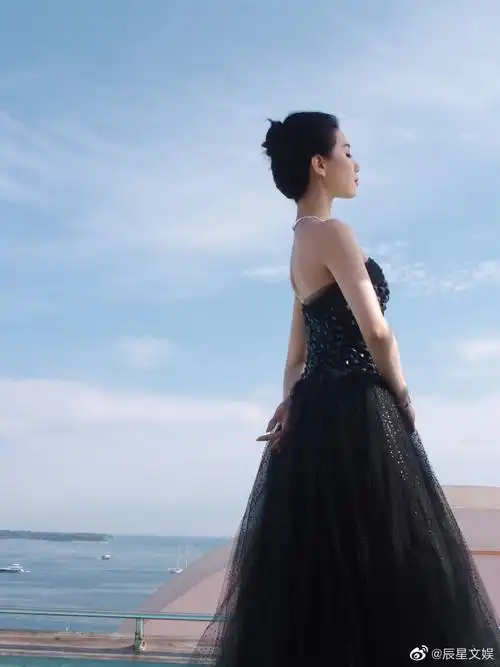 刘诗诗秀天鹅颈##刘诗诗仰角侧拍图