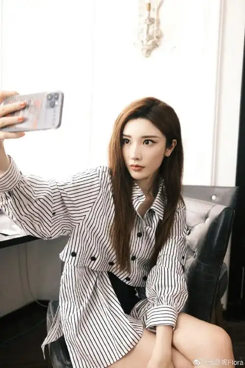 李晨戴燕妮祝贺女篮胜利