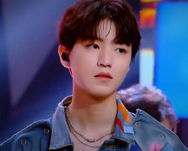 疑似假唱,被传"恋情",23岁的王俊凯,究竟动了谁的蛋糕?