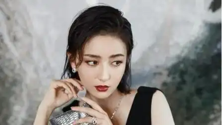 参加《真正男子汉》那时的佟丽娅还处于产后哺乳期身体尚未恢复 导致