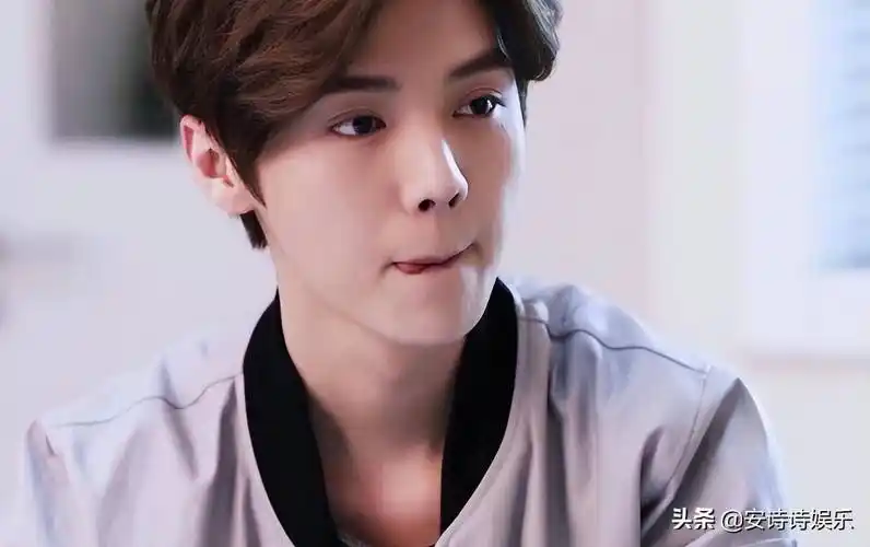 有知情人士爆料,鹿晗出身军人世家,鹿晗的爸爸名叫鹿兆许,曾经担任总