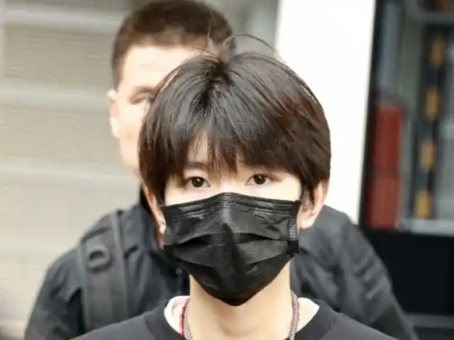 又是室内吸烟,上一个是王源,这次是他!下一个又是谁?