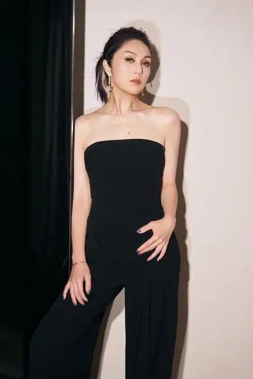 杨千嬅最新舞台彩色挑染造型也太美啦