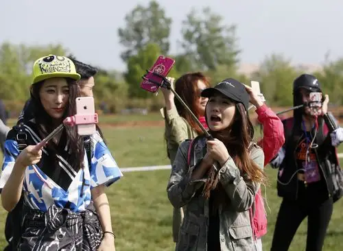 这是国内首支专注极限运动直播的团队,让美女帅哥主播们走向户外,做