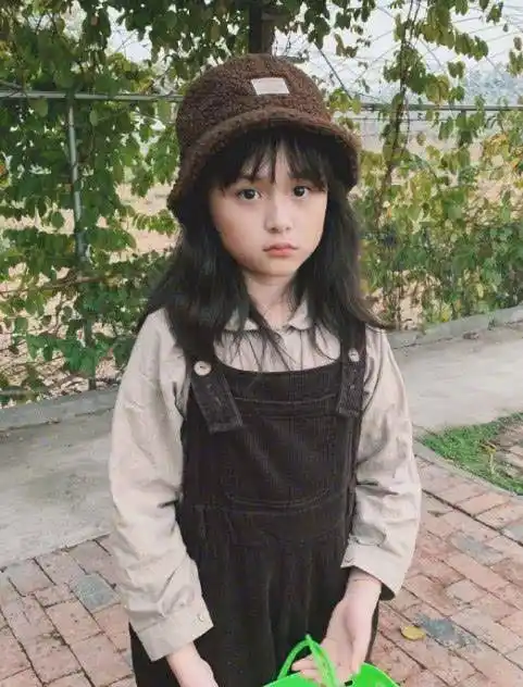 她因长太美被全网禁止整容,过年踩死亡粉鞋,10岁的腿110长_刘楚恬_穿