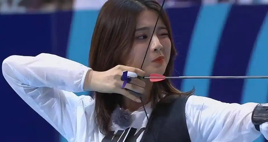 "清醒"杨超越:年挣7000万却拒养妹妹,遭王思聪侮辱获白敬亭偏爱_公司