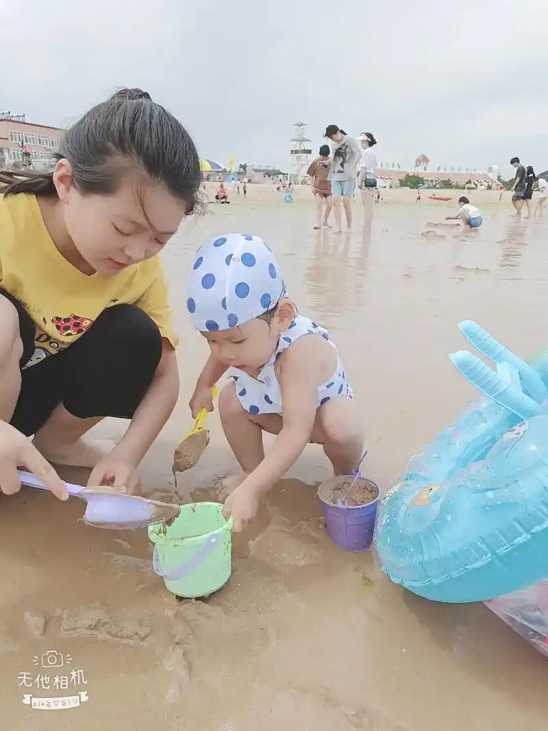 穿泳衣来海边游泳 终于满足小妞的愿望了#只有照片能记录这份珍 - 抖