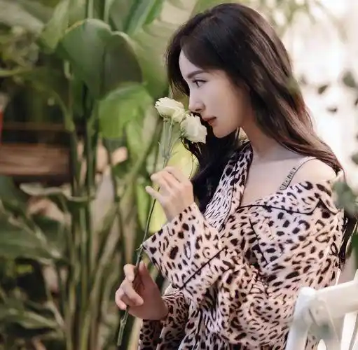 杨幂诠释性感豹纹睡衣,维密代言人风采独占鳌头!_时尚_维多利亚_魅力