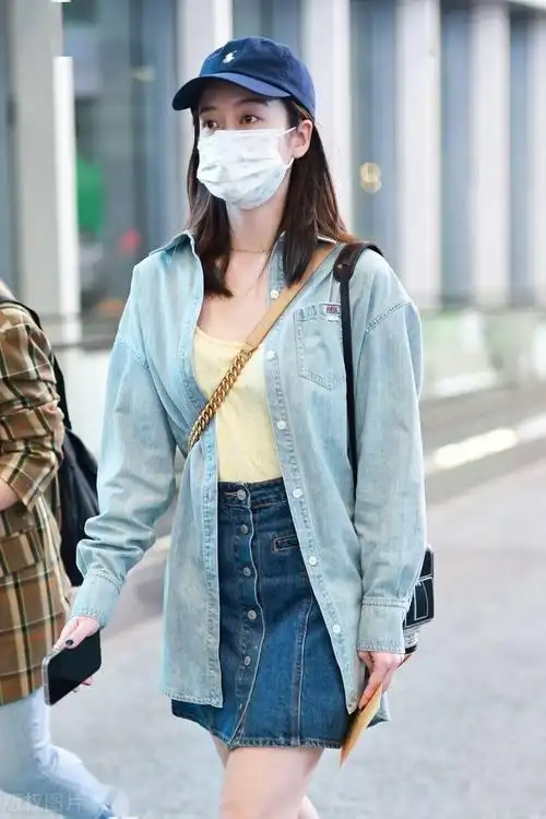 张雪迎身穿鹅黄恤搭配牛仔短裙青春减龄外搭浅蓝衬衫休闲活泼