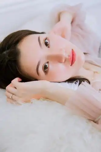 白嫩透亮的雪肌女子,纯洁的魅力!