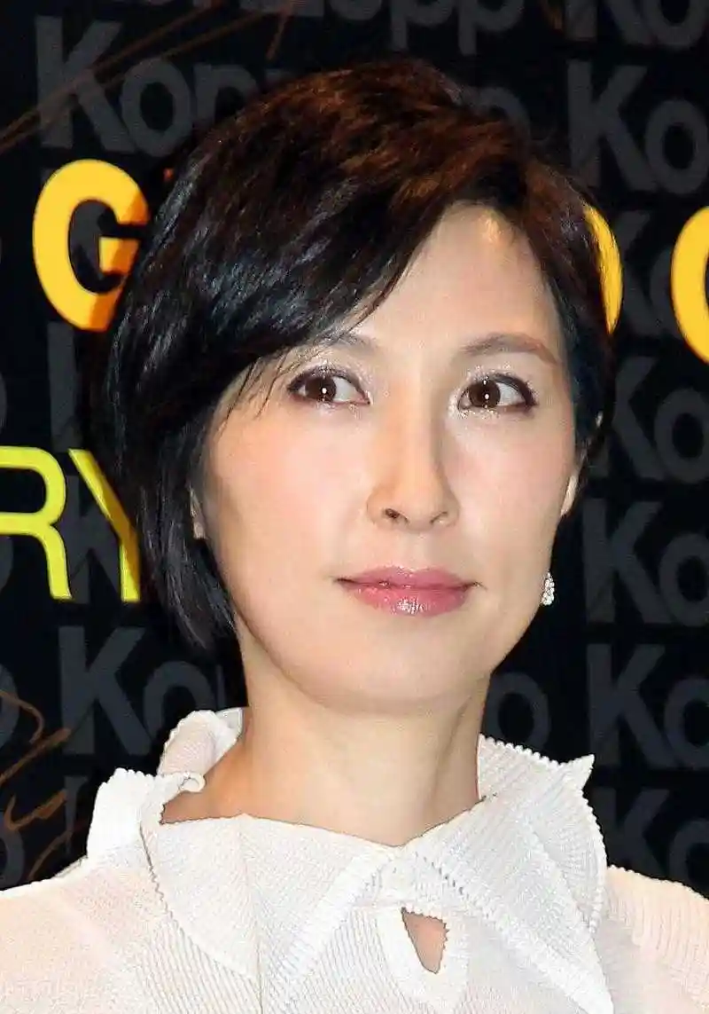 郭蔼明不愧是刘青云的老婆,简单穿白色上衣配半身裙,高贵又优雅