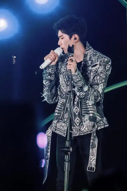 王源绿洲更新白色话筒,正在彩排中期待王源今晚精彩舞台@tfboys-王源