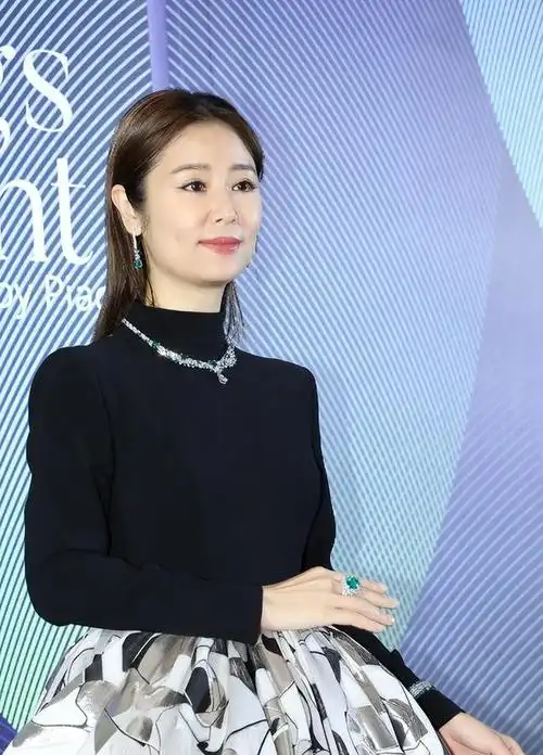 47岁林心如老到认不出!穿宽松t恤显苍老,素颜出镜似寻常大婶