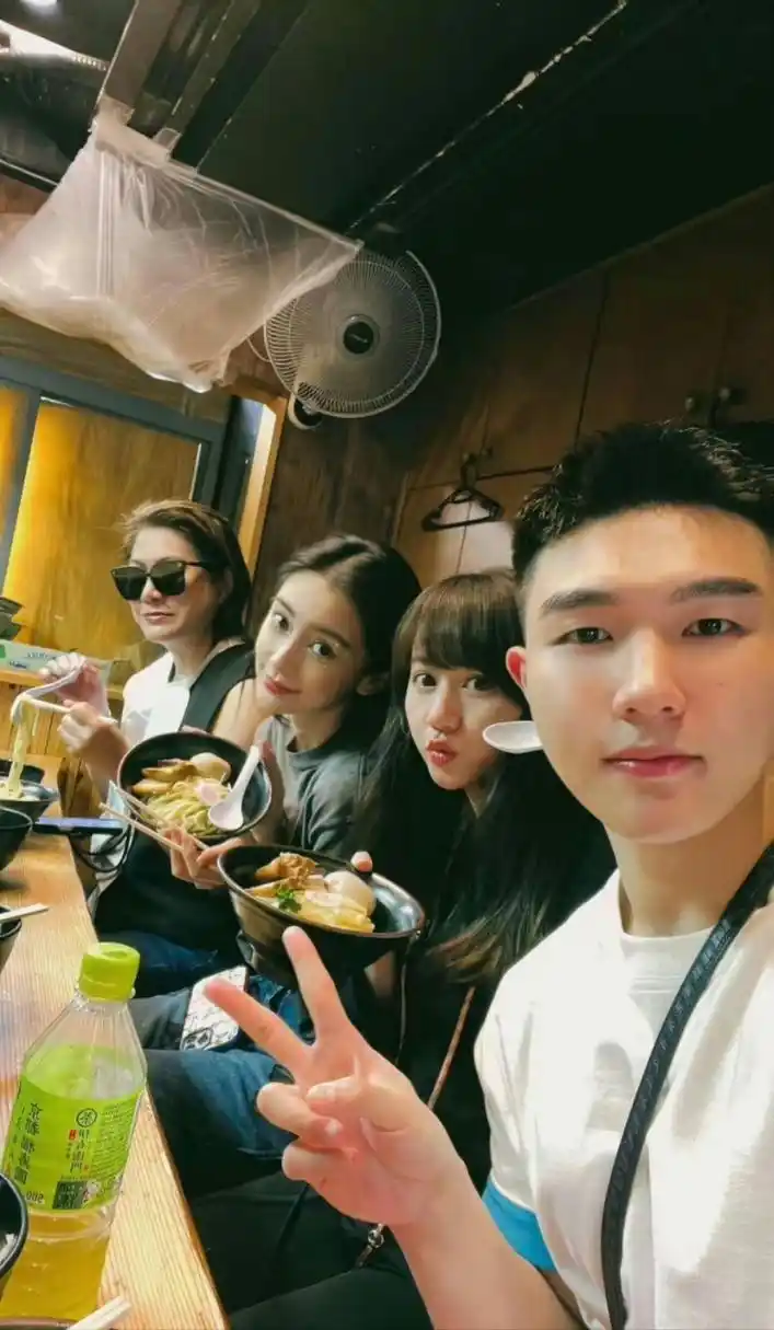 angelababy聚餐合照,状态好好啊!美得毫不费力