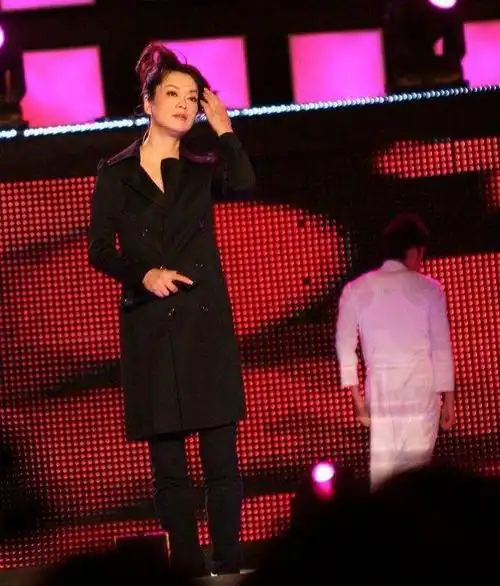 2021年解直锟离世后260亿遗产给他人打理毛阿敏和女儿的选择