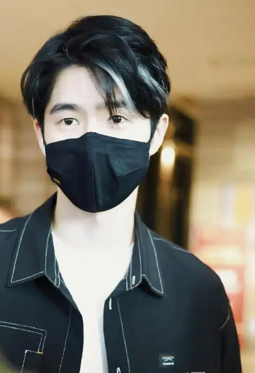 头发啦,感觉青春男高瞬间变身不羁男孩,好帅好帅#刘昊然白色挑染路透