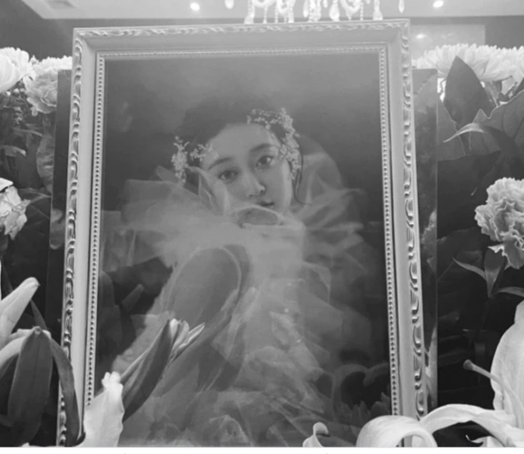 日前好友分享了孙侨潞的遗照是一张穿着婚纱的黑白美照_唯象情感网