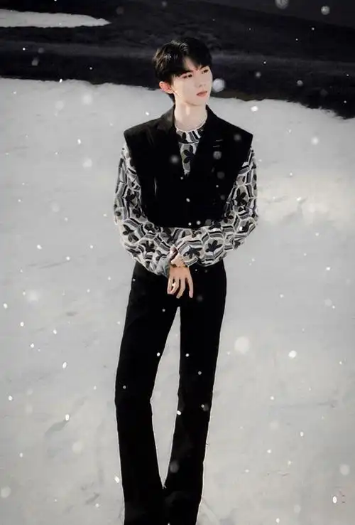 马嘉祺你怎么这么臭屁国风祺祺作者最后附赠一张好香的帅照作者bye