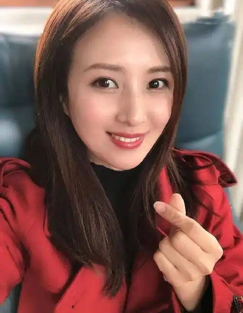 雷佳音携老婆翟煦飞参加校友会,杜若溪也在场,两位明星太太气质开挂