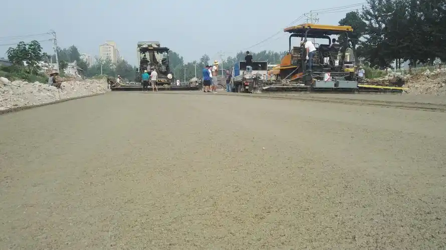 费县文明路摊铺水稳剪影——lyf勇攀远峰