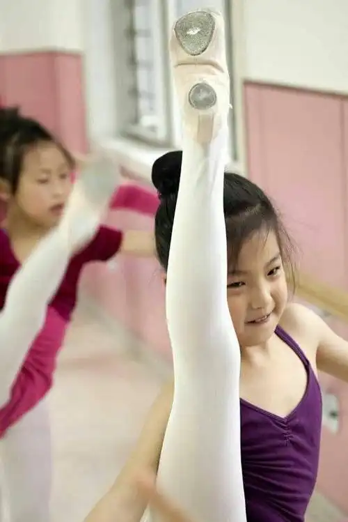 想想都厉害,七岁孩子一字马,下腰分分钟的事