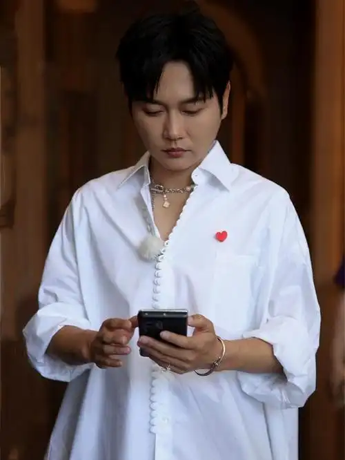 孟鹤堂杭州录制节目,身穿白衬衣出镜,帅气造型引网友热议