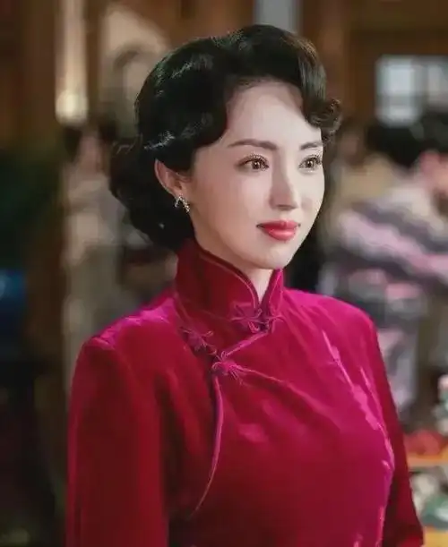 同样穿民国旗袍装,《良辰好景知几何》里的七姨董璇,真的是美出了新