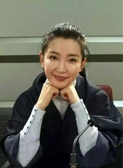 在街头拍到李冰冰,快50岁的奶奶了,打扮好少女状态还这么年轻!