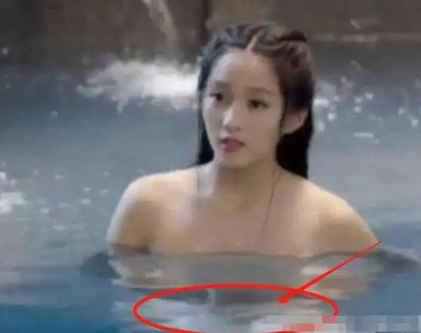 让人看了之后会上火的穿帮镜头关晓彤你忘了水是透明的了吗