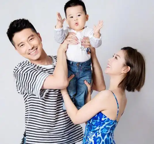 李小萌晒照庆生,天生一张冻龄脸像小姑娘,王雷送花一脸深情!