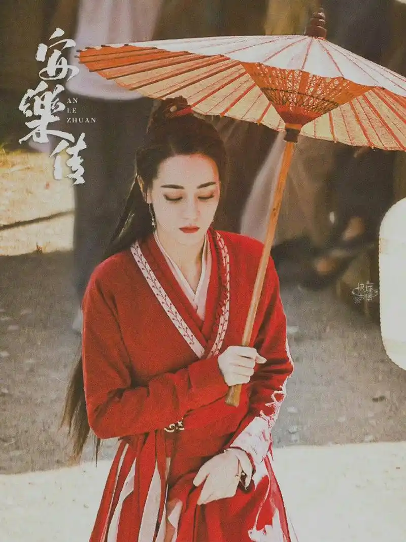 迪丽热巴身穿红衣,雨中撑伞回眸,氛围感好绝!